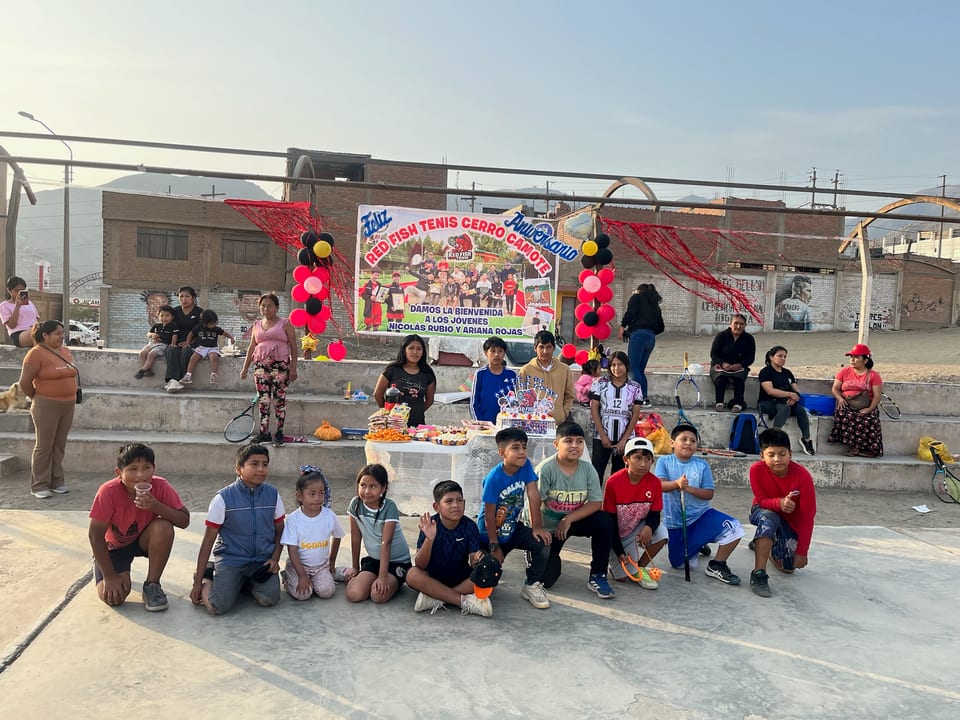 Niños y jóvenes durante entrenamiento de tenis en cancha